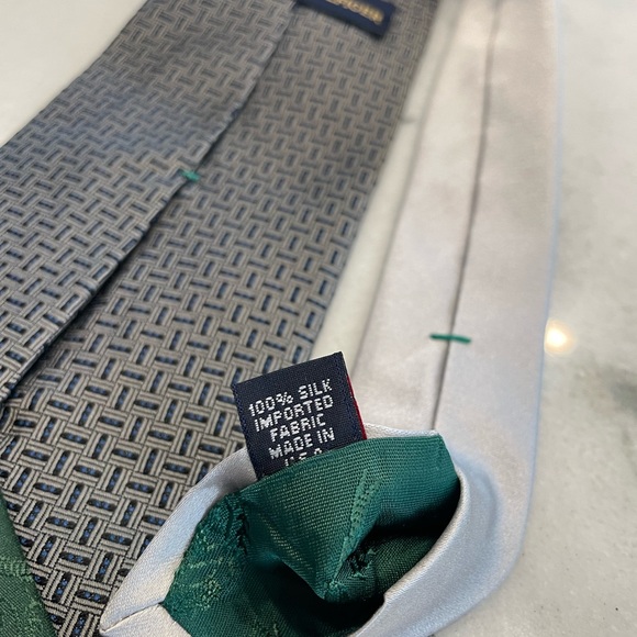 Tommy Hilfiger 100% Silk tie, grey with blue dot. - Picture 3 of 3